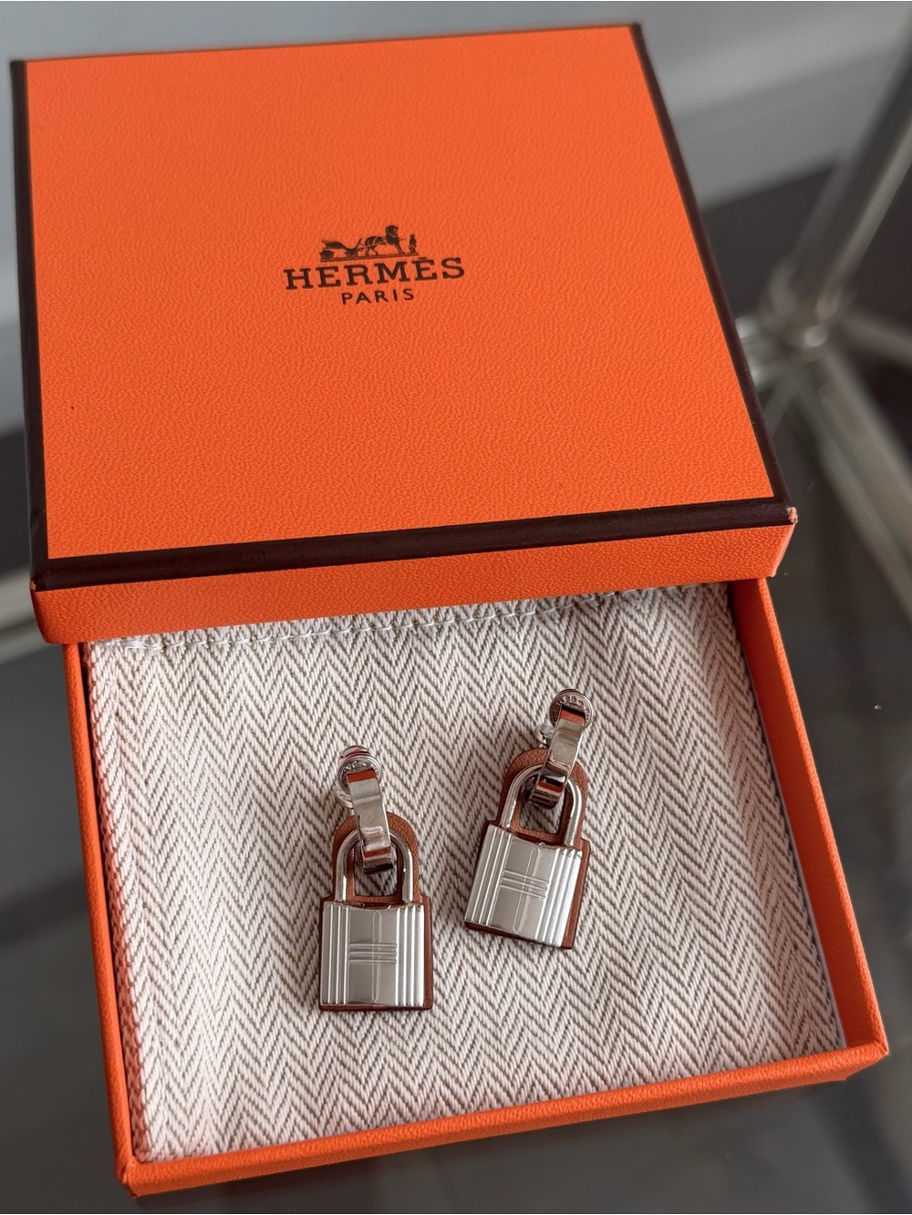 Hermès O’ Kelly earrings. Palladium and Gold Swift Leather 🍊 - Picture 9 of 9